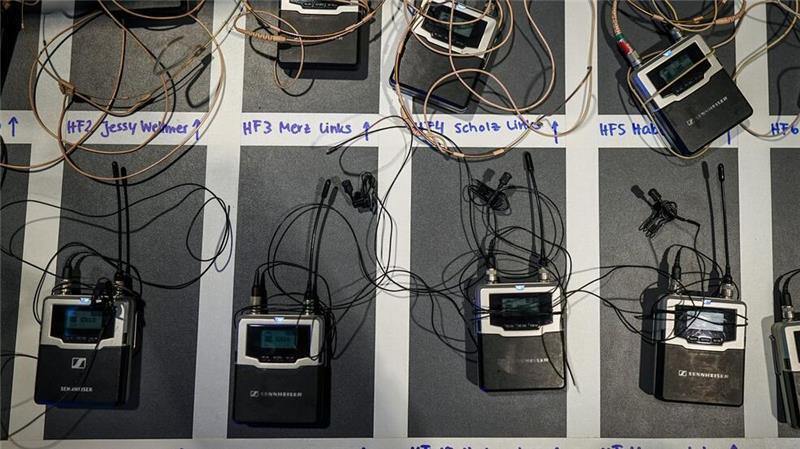 Gleich werden die Gäste verkabelt. Vor Beginn der ARD-Sendung liegen die Mikrofone der Kanzlerkandidaten auf einem Tisch.