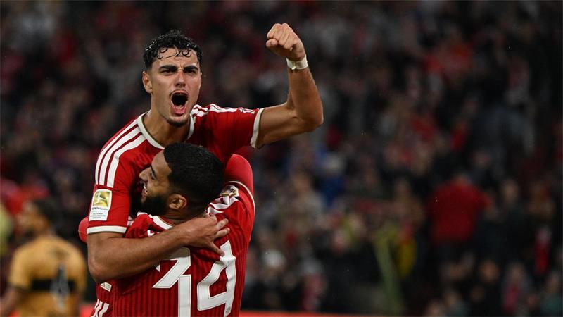 Gleich wieder obenauf - die Bayern, hier mit 4:1-Schütze Aleksandar Pavlovic und Vorbereiter Ismael Saibari (Nr. 34). 