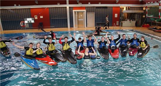 Gleich zwei Teams waren für den Buxtehuder KV beim eigenen Turnier dabei. Das Team in den Gelben Schwimmwesten konnte den Sieg einfahren.