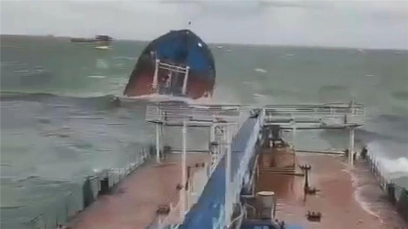 Zwei Öltanker verunglückt - Moskau kämpft mit den Folgen Gleich zwei russische Öltanker sind bei stürmischer See in der Meerenge von Kertsch verunglückt.