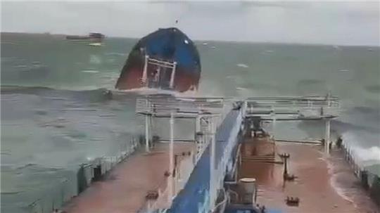 Gleich zwei russische Öltanker sind bei stürmischer See in der Meerenge von Kertsch verunglückt.