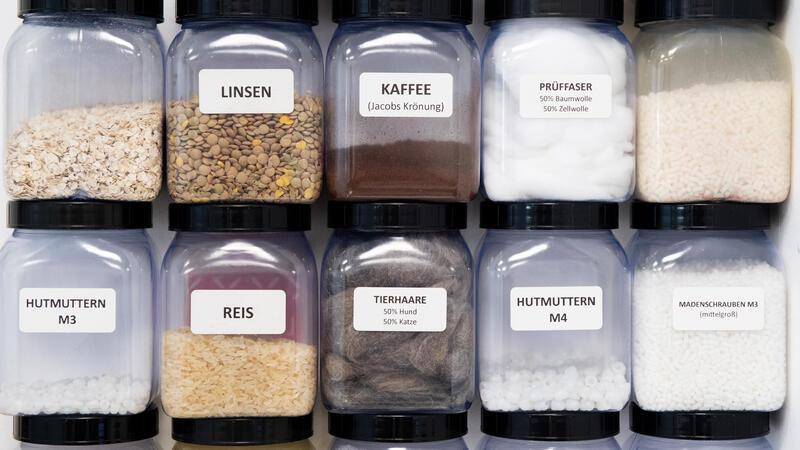 Gleiche Bedingungen für alle Testgeräte: Die Schmutzverursacher sind stets die gleichen - etwa die Linsen- oder Reis-Sorten.