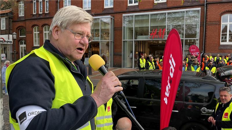 Gleiches Geld für gleiche Arbeit: Für diese Forderung bekommt der Stader KVG-Betriebsratsvorsitzende Wolfgang Häusler lautstarken Beifall.