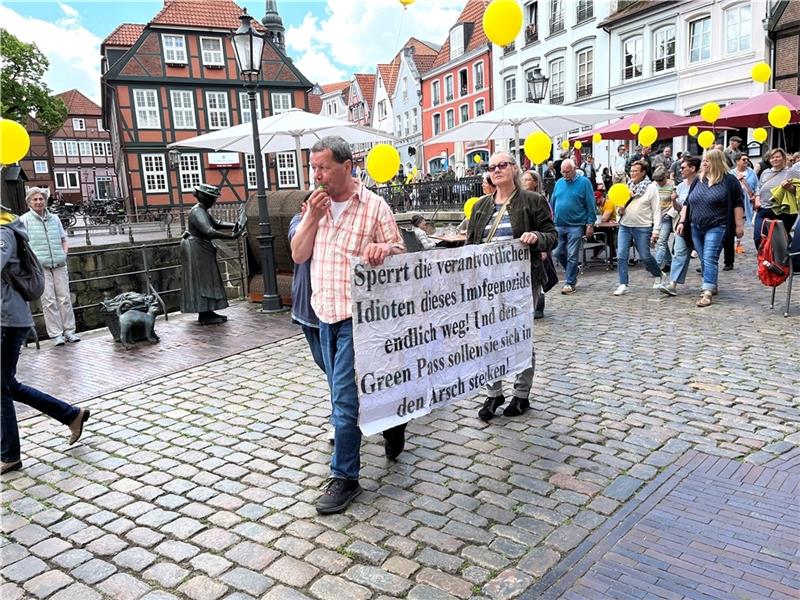 Protest in Stade: Demokraten wollen Querdenkern nicht die Straße überlassen Gleichsetzung mit der planmäßigen Ermordung der Juden: Corona-Kritiker sprechen vom Impfgenozid.