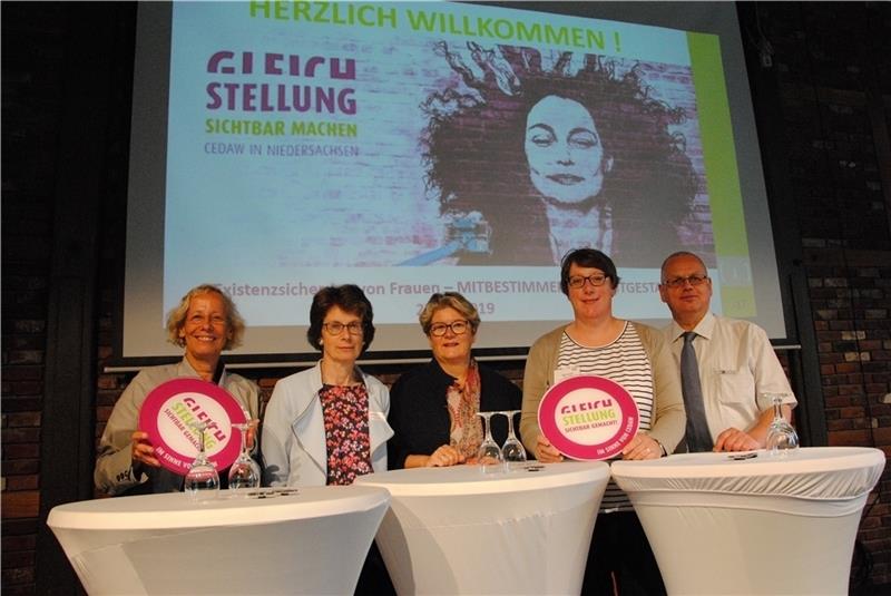 Gleichstellung sichtbar machen: Karina Holst, Barbara Markus, Dr. Uta Maritta Biermann, Silke Gartlo und Frank Graalheer. Foto Stief