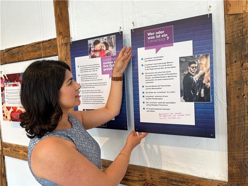 Gleichstellungsbeauftragte Sinur Aziz richtet eine Info-Tafel für die Loverboy-Ausstellung im Zigarrenmacherhaus am Fleet in Jork aus. Foto: Vasel