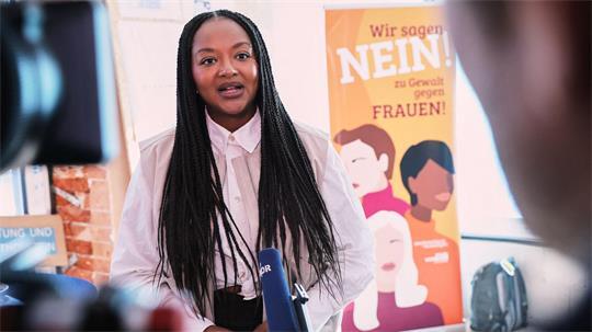 Gleichstellungsministerin Aminata Touré (Grüne) bei der Vorstellung des neuen Förderprogramms für 200 neue Frauenhausplätze.