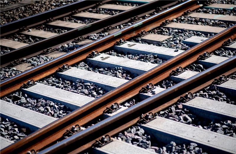 Züge zwischen Hannover und ukrainischer Grenze geplant Gleise sind an einem Bahnhof im Schotterbett verlegt.