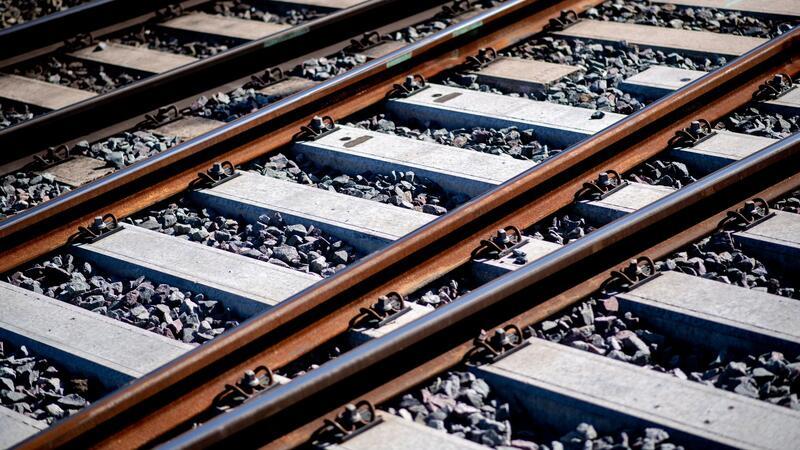 Gleise sind an einem Bahnhof im Schotterbett verlegt.