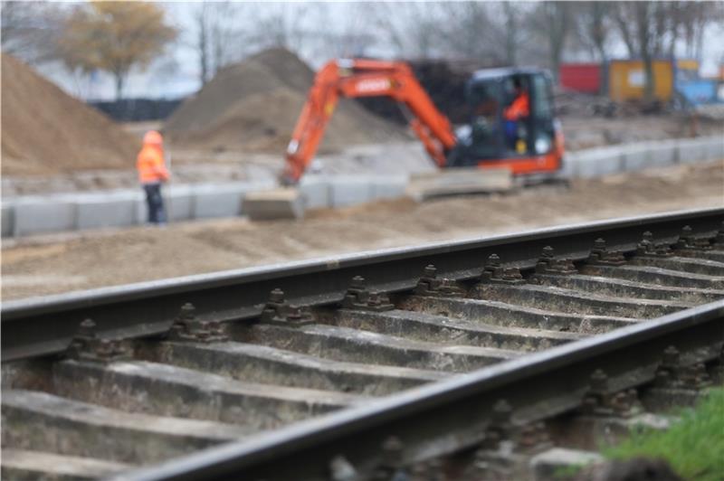 Gleise sind auf einer Baustelle zu sehen. Die S-Bahn nutzt die Ferien, um mehrere Arbeiten durchzuführen. Symbolfoto: Danny Gohlke/dpa