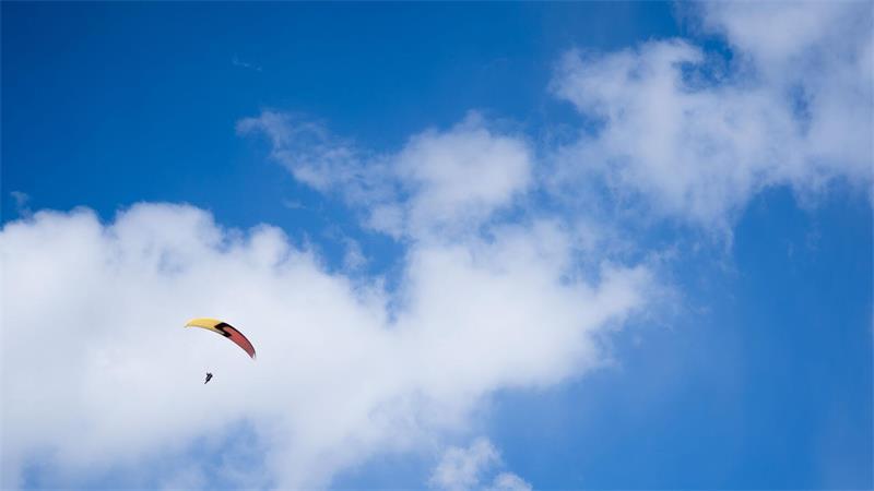 Gleitschirmfliegen ist besonders im Sommer ein beliebter Sport. (Symboldbild)