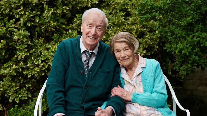 Glenda Jackson (r) als Rene und Michael Caine (l) als Bernard in einer Szene des Films „In voller Blüte“.