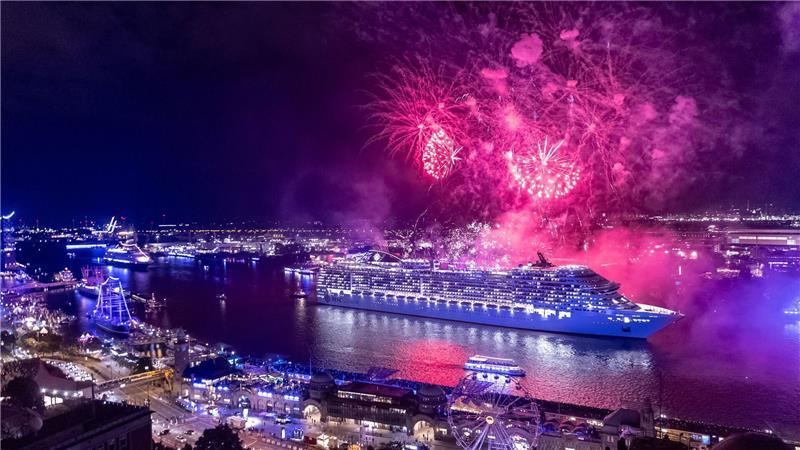 Glitzernde Parade: Kreuzfahrtriese „MSC Preziosa“ bei den Cruise Days auf der Elbe