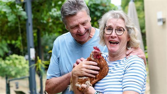 Glück für Huhn Püschel: Mike Höfling und Ursula Höfling aus Großostheim haben die ausgediente Legehenne mit ihrem Verein „Rettet das Huhn e.V.“ vor dem Tod bewahrt