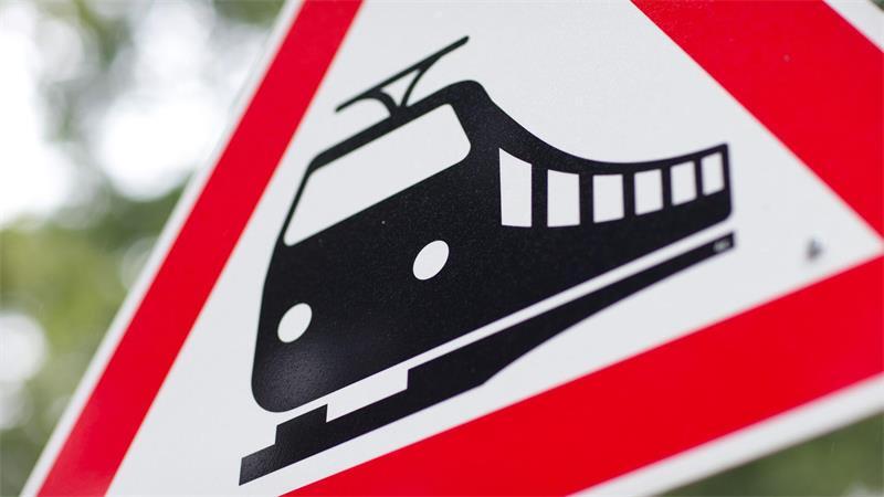 Glück im Unglück: Bei dem Unfall am Bahnübergang gab es keine Verletzten. (Symbolbild)