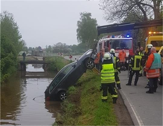 Glück im Unglück: Der Wagen des Unfallfahrers landete am Mittwochmorgen mit dem Heck im Kanal. Vor viereinhalb Jahren war eine 53-Jährige in der Nähe verunglückt und mit ihrem Auto kopfüber im Wasser gelandet. Foto: Feuerwehr Nordkehdingen