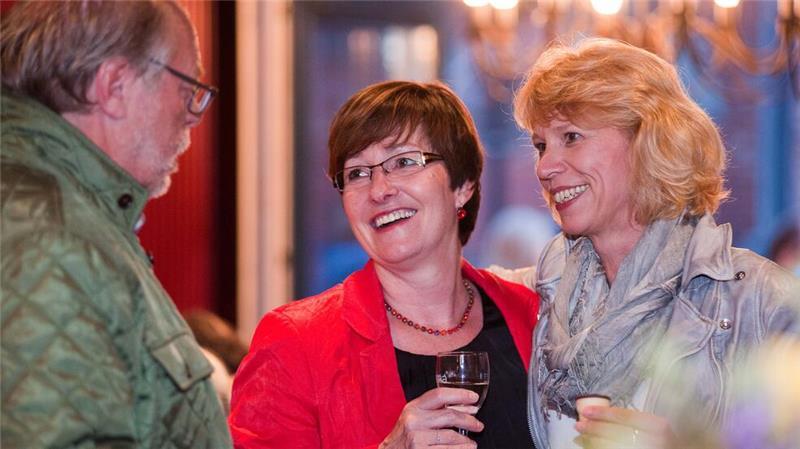 Buxtehudes Bürgermeisterin: „Der Ton wird rauer“ Glücklich: Die neue Bürgermeisterin Katja Oldenburg-Schmidt mit Wahlkampf-Unterstützerin Sabine Hippert-Otromke.