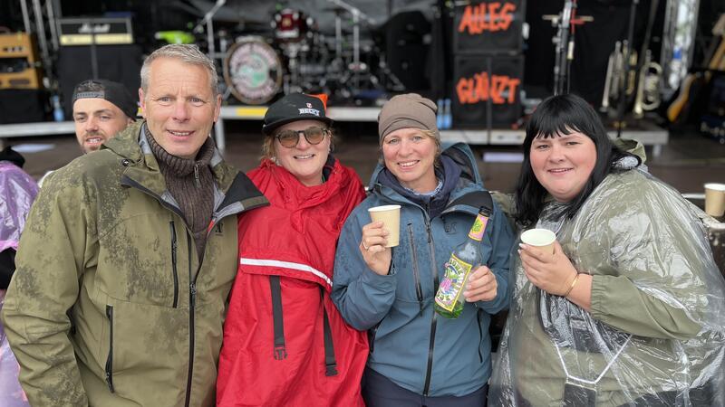 Glücklich an Bord (von links) und in der ersten Reihe: Jens Gefken, Frauke Ryll, Dörte Leitermann und Silva Wolf.