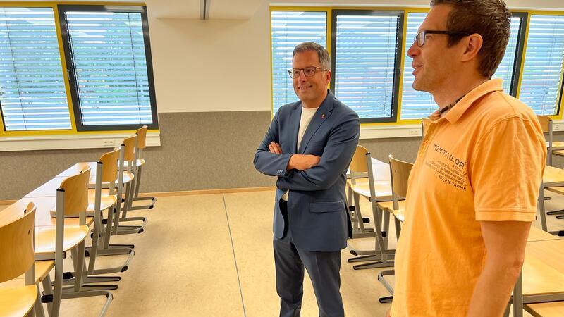 Anbau ist fertig: Harsefelder Gymnasium bezieht neuen Trakt Glücklich über die Lösung: Christian Sondern, Leiter des Aue-Geest-Gymnasiums in Harsefeld, und Stades Landrat Kai Seefried als Bauherr begutachten einen Raum im neuen C-Trakt.