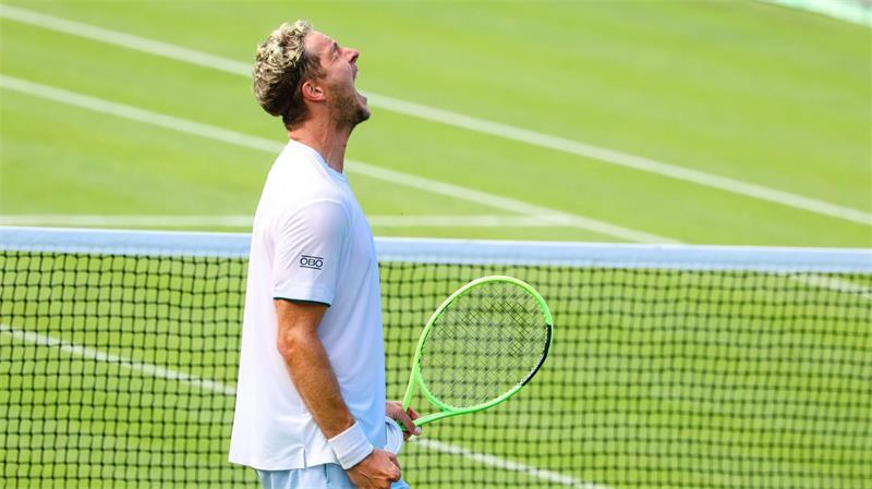 Glücklich und erleichtert feierte Jan-Lennard Struff seinen Zweitrunden-Einzug in Wimbledon.