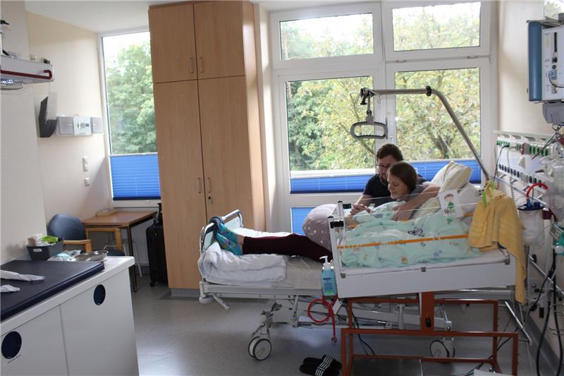 Elbe Kliniken wollen „Mutter-Kind-Zentrum“ auf der Neugeborenen-Intensivstation einrichten Glückliche Eltern im Elbe Klinikum: Martje Forner und ihr Mann mit ihrem Baby. Foto: Elbe Klinikum