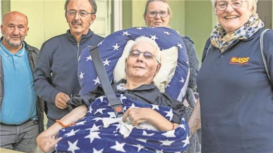 Glückliche Gesichter nach dem Freitagsgebet in der Fatih-Moschee in Geestemünde: Osman Büyükacar, Ayhan Ergüven, Gaby Werner, Annalie Schaar und vorne Isa Gökdemir.