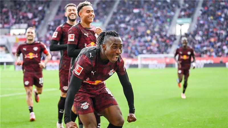 „Wir können es“: Wagner zweifelt nicht nach 0:6-Lehrstunde Glückliche Leipziger, vorne 1:0-Schütze Yan Diomande, jubeln in Augsburg.