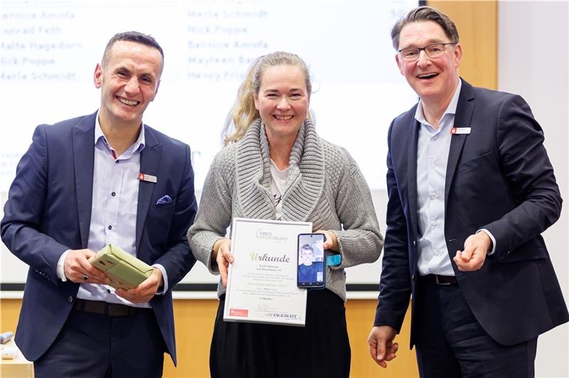Sportstipendium: Das sind die Gewinner Glückliche Mutter: Kirstin Uhlmann nimmt von Nihat Sagir und Michael Senf den Preis entgegen.