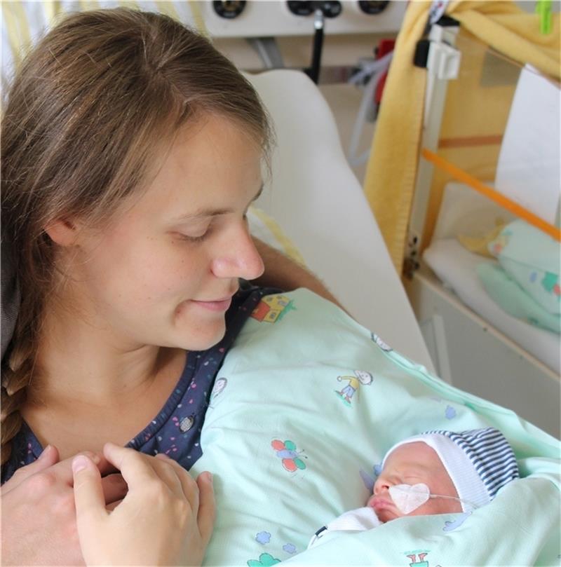 Elbe Kliniken wollen „Mutter-Kind-Zentrum“ auf der Neugeborenen-Intensivstation einrichten Glückliche Mutter im Elbe Klinikum: Martje Forner mit ihrem Baby. Foto: Elbe Klinikum