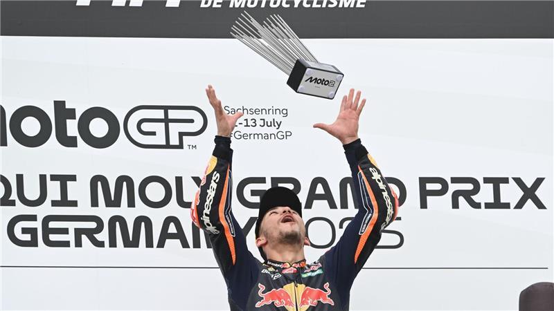 Glücklicher Gewinner:  Deniz Öncü aus der Türkei vom Team Red Bull KTM Ajo (Kalex) jubelt nach seinem Sieg beim Motorrad Grand Prix von Deutschland am Sachsenring