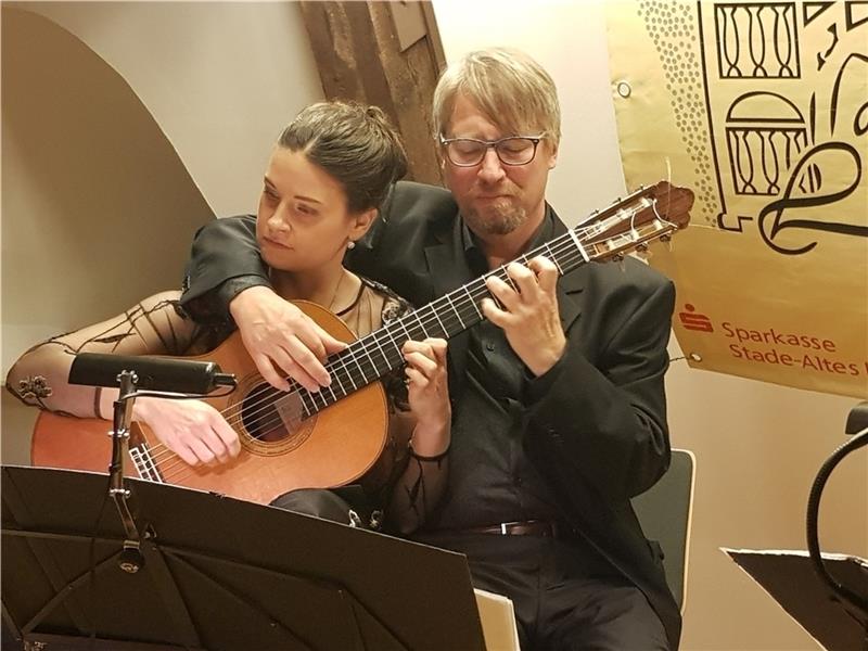 Glücklicherweise keine Folge von Sparmaßnahmen, sondern eine gelungene Zugabe: Jasmyn Cordes-Blohm aus Hammah und der Buxtehuder Frank Ahrens spielen gemeinsam – auf einer Gitarre. Foto: Winter