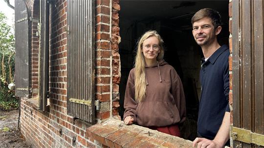 Glücksgriff fürs Denkmal: Irina und Christian Engels bauen die alte Dorfschmiede in Estorf zu einem Zuhause um.