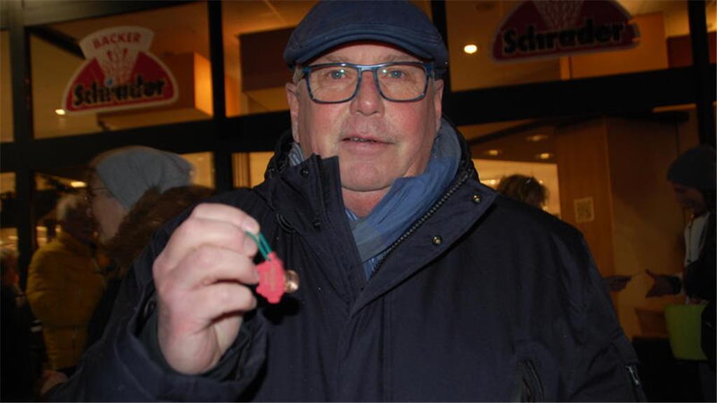Glücksschwein-Jäger Jens Mathias hatte vor dem Rewe-Markt Glück.