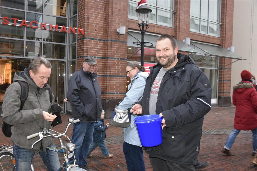 Glücksschweinchen-Verkauf in der Buxtehuder Innenstadt.