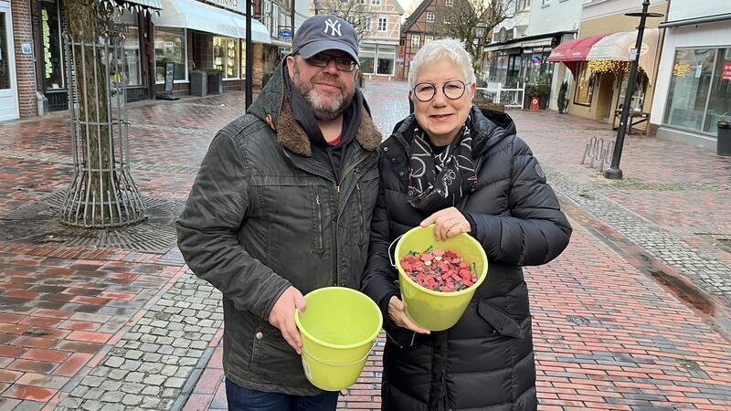 CDU und SPD einig: Ralf Dessel soll Buxtehudes Bürgermeister werden Glücksschweineverkauf in der Breiten Straße in Buxtehude: Die stellvertretende Bürgermeisterin Petra Möhle und der Erste Stadtrat Ralf Dessel sind ein eingespieltes Team.