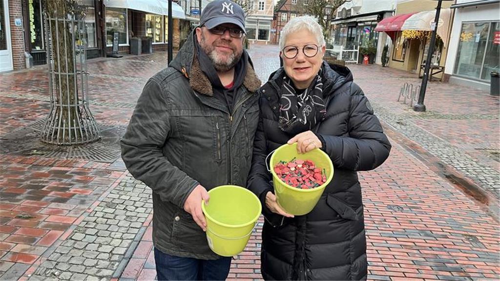 Glücksschweineverkauf in der Breiten Straße in Buxtehude: Die stellvertretende B...