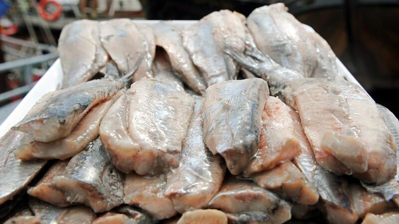 Sind Mini-Bratwürste dreiste Plagiate? Nürnberger Wursthersteller klagen Glückstadt, die „Matjes-Hauptstadt“ in Schleswig-Holsteins, hat ihren Fisch ebenfalls geografisch schützen lassen.