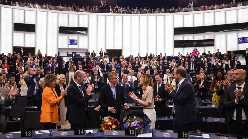 EU-Parlament wählt Roberta Metsola zur Präsidentin Glückwünsche für die wiedergewählte Präsidentin (3.v.r).