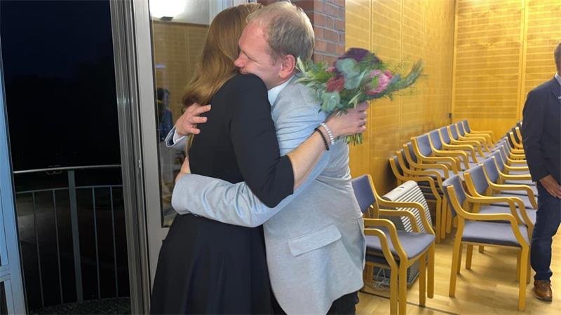 Maren Kleinschmidt wird Bürgermeisterin der Samtgemeinde Harsefeld Glückwünsche von Florian Kunze (SPD), der von dem Ergebnis sichtlich gerührt war.