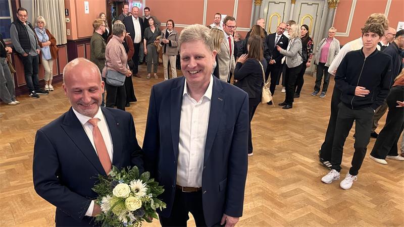 Glückwunsch vom Wahlleiter Carsten Brokelmann (rechts): Kai Koeser mit Blumen im Königsmarcksaal.