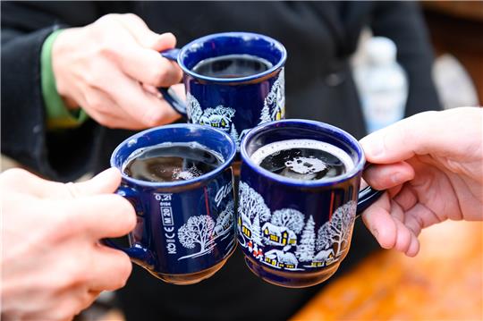 Glühwein gehört zu den beliebsten Getränken auf den Weihnachtsmärkten. Foto: Jonas Walzberg/dpa