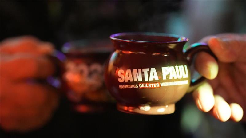 „Hamburgs geilster Weihnachtsmarkt“ Santa Pauli startet Glühwein gibt es in Tassen mit der Aufschrift Santa Pauli.