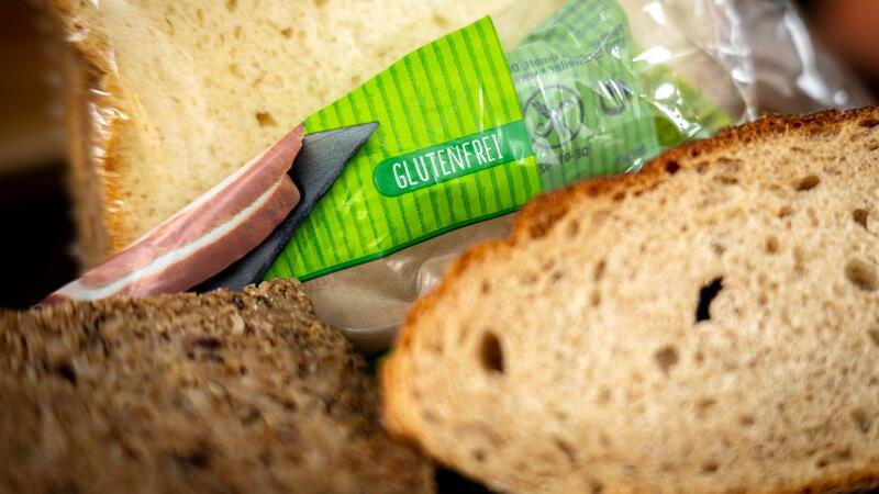 Ist das wirklich gesund? Mythen rund ums Essen „Glutenfrei“ steht auf einer Brotverpackung. Sind Produkte ohne das Klebereiweiß gesünder? (Symbolbild)