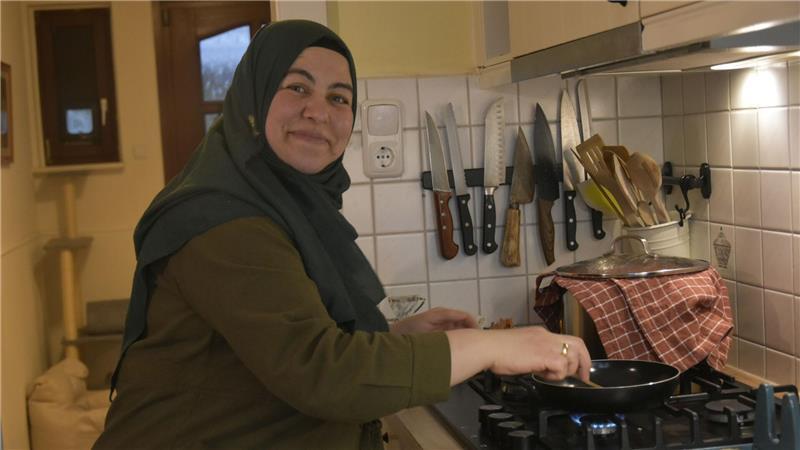 Gökben Dündar bei den letzten Vorbereitungen in der Küche.