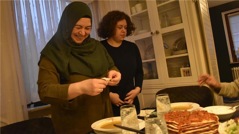 Gökben und ihre Tochter Zehra eröffnen das Fastenbrechen.