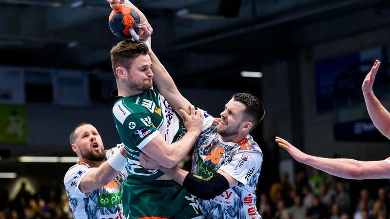 Göppingens David Schmidt (M) gegen Hannovers Ilija Brozovic (l) und Hannovers Hannes Feise (r).