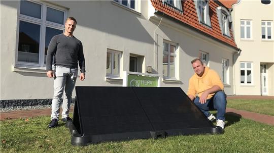 Göran Packwitz (links) und Timo Herrmann zeigen ihr Muster-Balkonkraftwerk. Foto: Reese-Winne