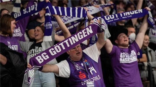 Göttinger Fans stehen auf der Tribüne. Die Basketballer der BG Göttingen haben Itelyum Varese im Europe Cup bezwungen.