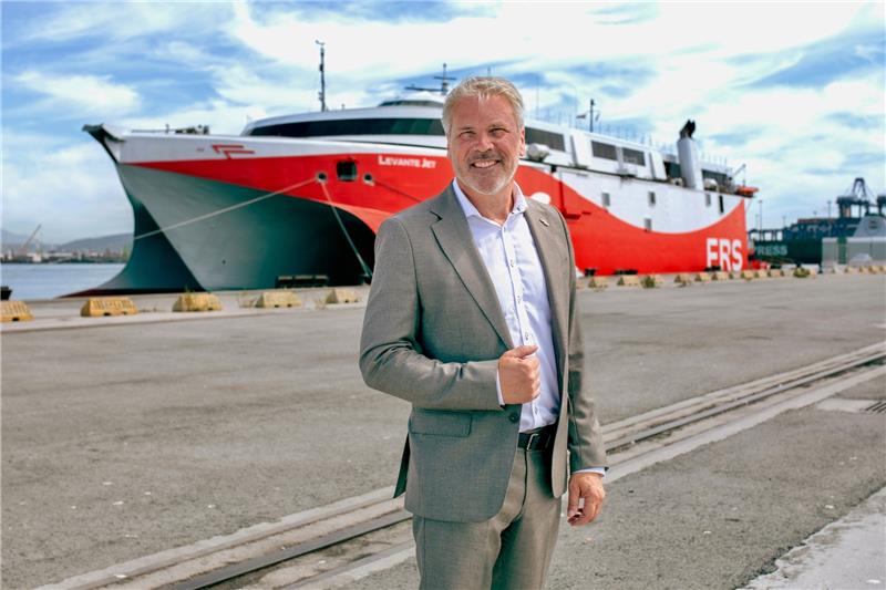Götz Becker (CEO der FRS) vor dem HSC „Levante Jet“. Foto: FRS