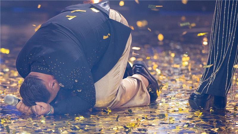Goldregen und Tränen: Fröhlich feiert späten „DSDS“-Triumph Gold und Glück: Menowin Fröhlich fällt nach der Entscheidung auf die Knie.